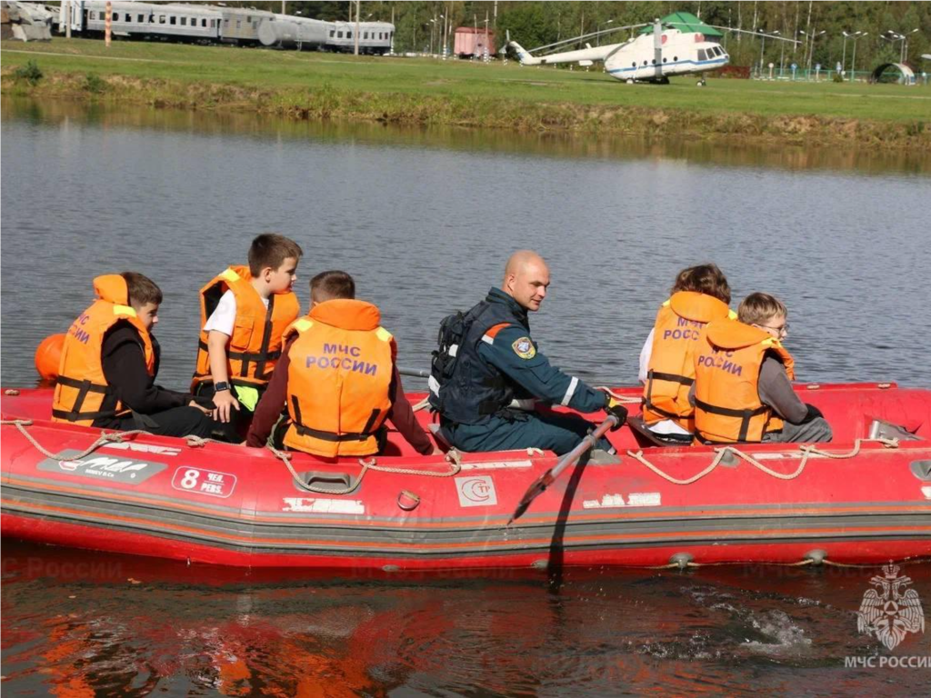 Школьники Богородского округа приняли участие в практическом занятии в спасательном центре МЧС