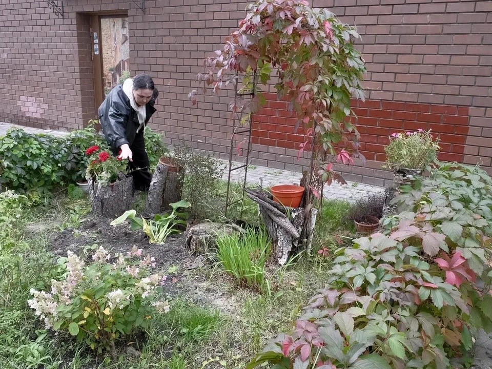Жители многоэтажки в Красногорске платят за цветы во дворе