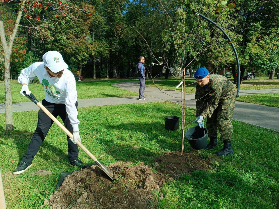 Кадеты и известные горожане вышли на субботник
