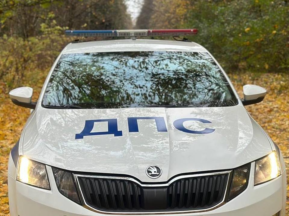 Сотрудники ДПС работают на месте аварии на Назаровской улице