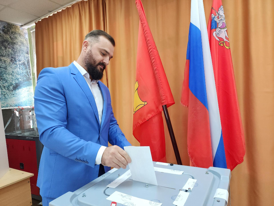 Врач Электростальской больницы проголосовал на выборах в Совет депутатов