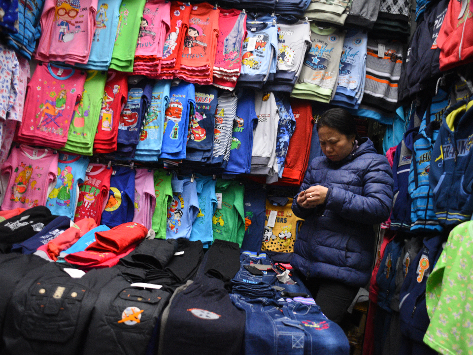 Проход к станции «Люберцы‑1» проверят после жалобы пассажиров на стихийный рынок