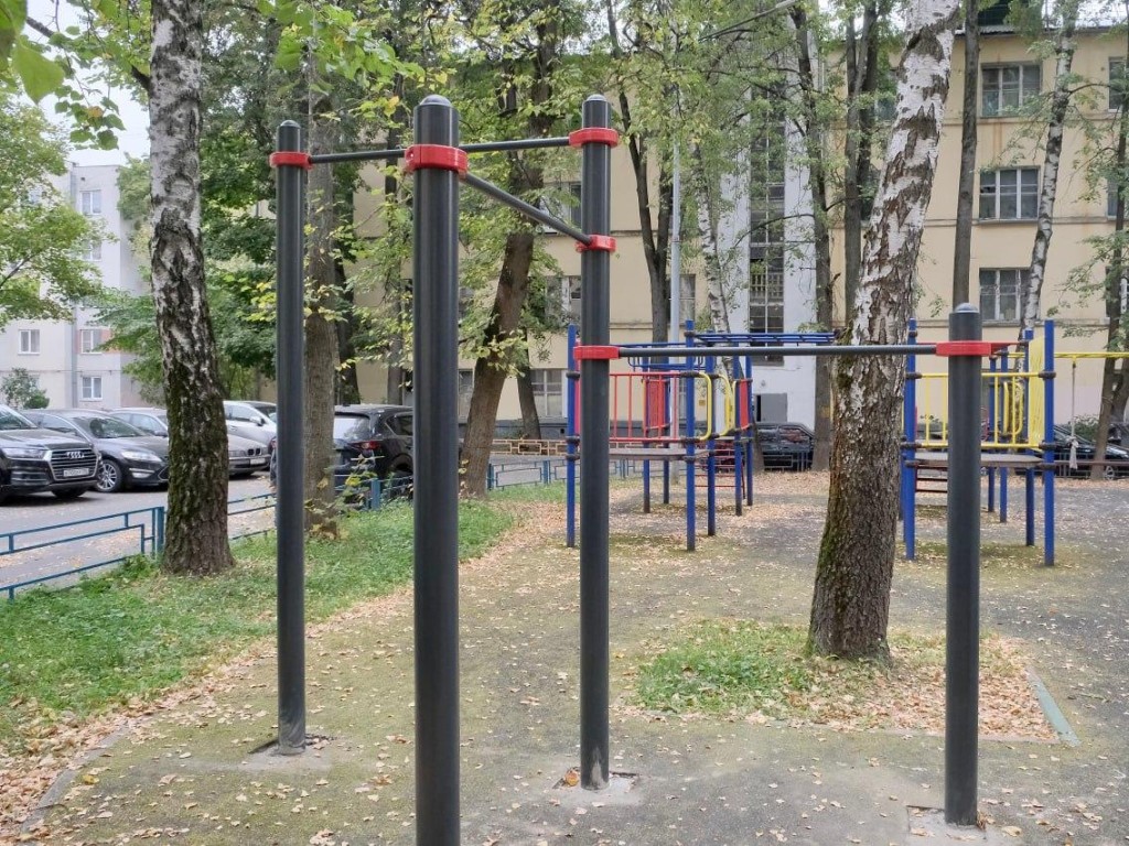 «Мимо не пройдешь»: турники во дворах помогают красногорцам сохранить форму