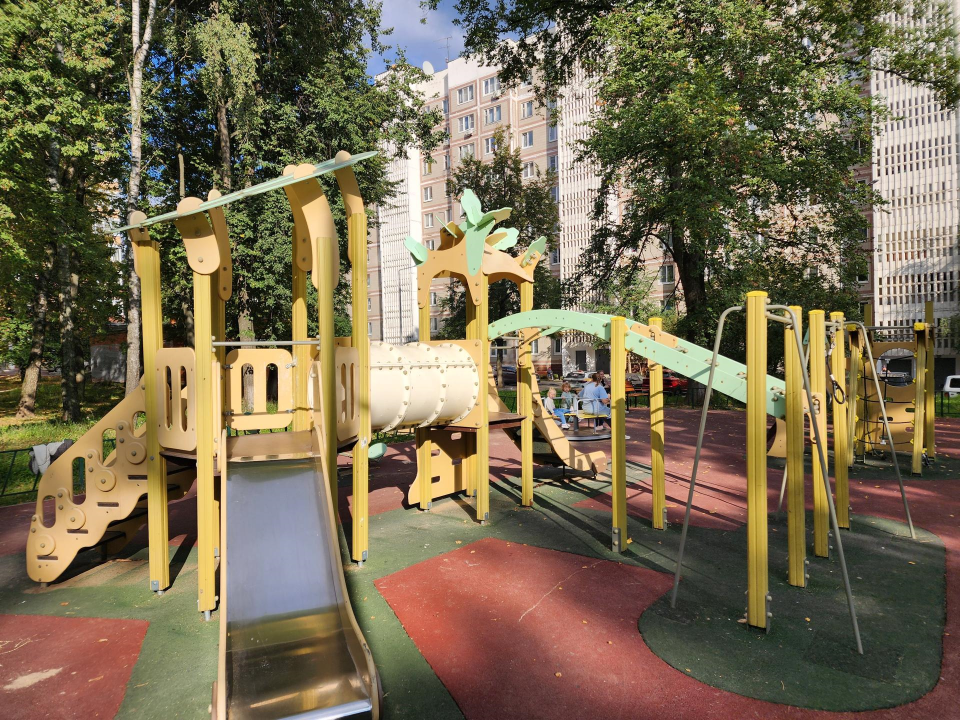 Новые зоны отдыха, детские и спортивные площадки обустроили во дворе на улице Дружбы