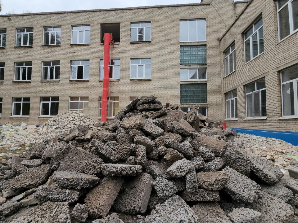 В лобненской школе №3 заменяют кровлю и внутренние инженерные системы