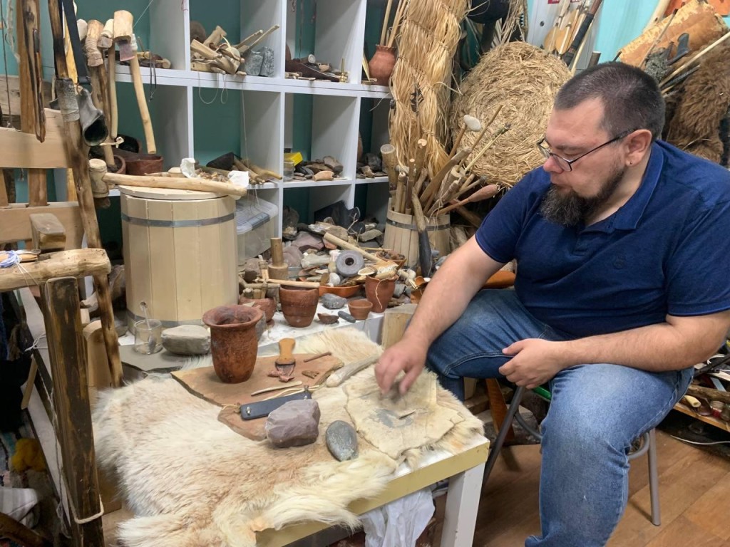 Украшения лучника времен строительства Стоунхенджа воссоздал ступинский реконструктор