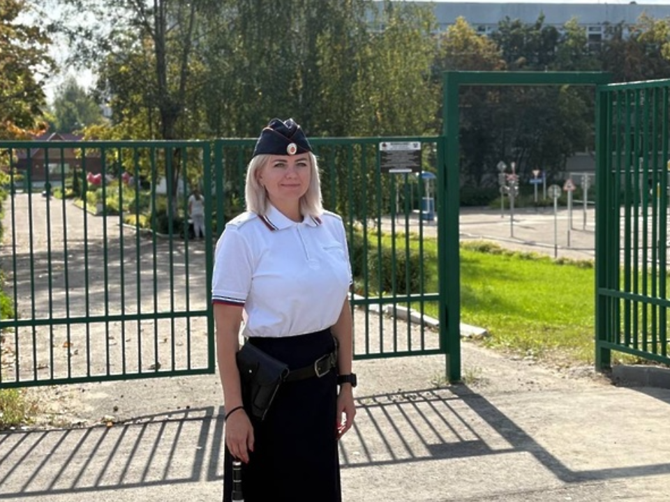 Сотрудники полиции обеспечили безопасность во время торжественных линеек