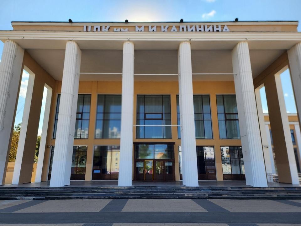 Рабочие обновили колонны на входе в Центральный Дворец культуры имени М.И. Калинина