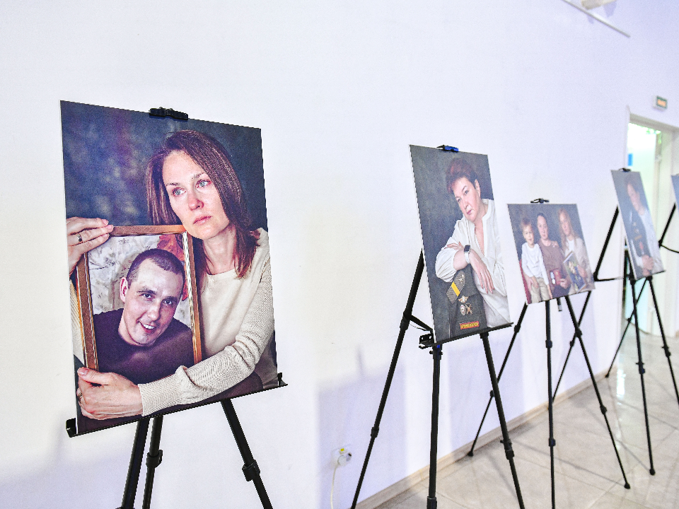 «Они их доводят до слез»: художница – о выставке портретов бойцов СВО