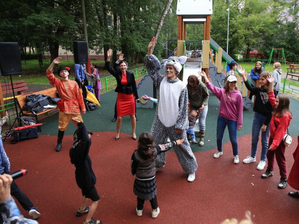 Праздничные мероприятия стартуют во дворах в честь 68-летия города
