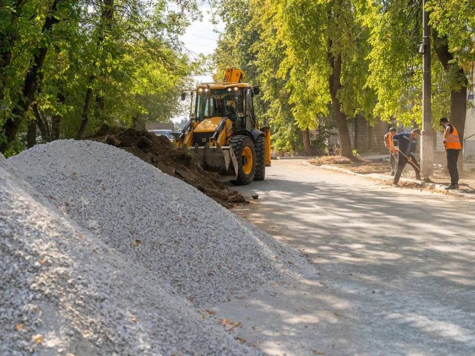 На улице Спасателей по просьбе жуковчан обустраивают тротуар