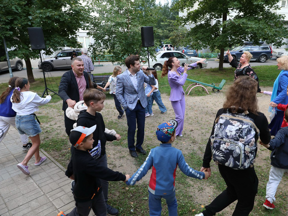 Артисты театра «Город» во дворах устроили для детей игры и викторины