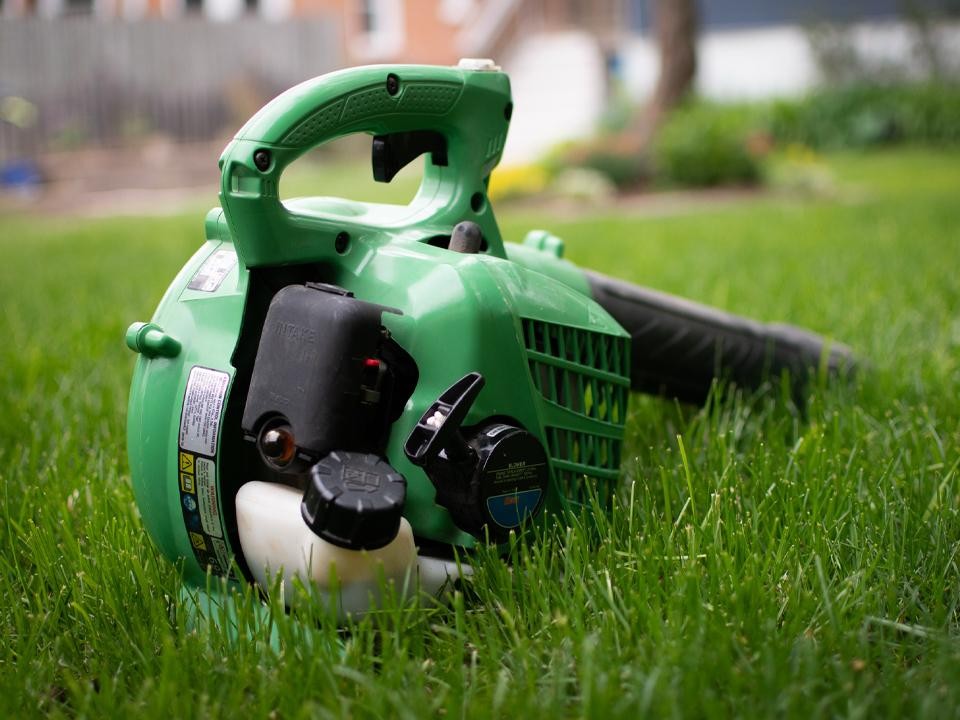 Около многоквартирника на Кржижановского в Кашире окосили траву после обращения жителей
