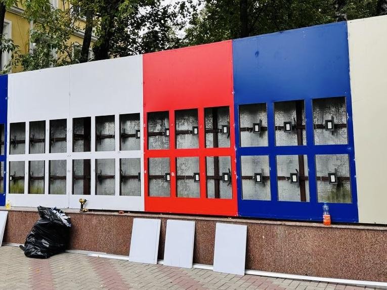 Новые портреты лучших тружеников повесят на Доске почета в Химках