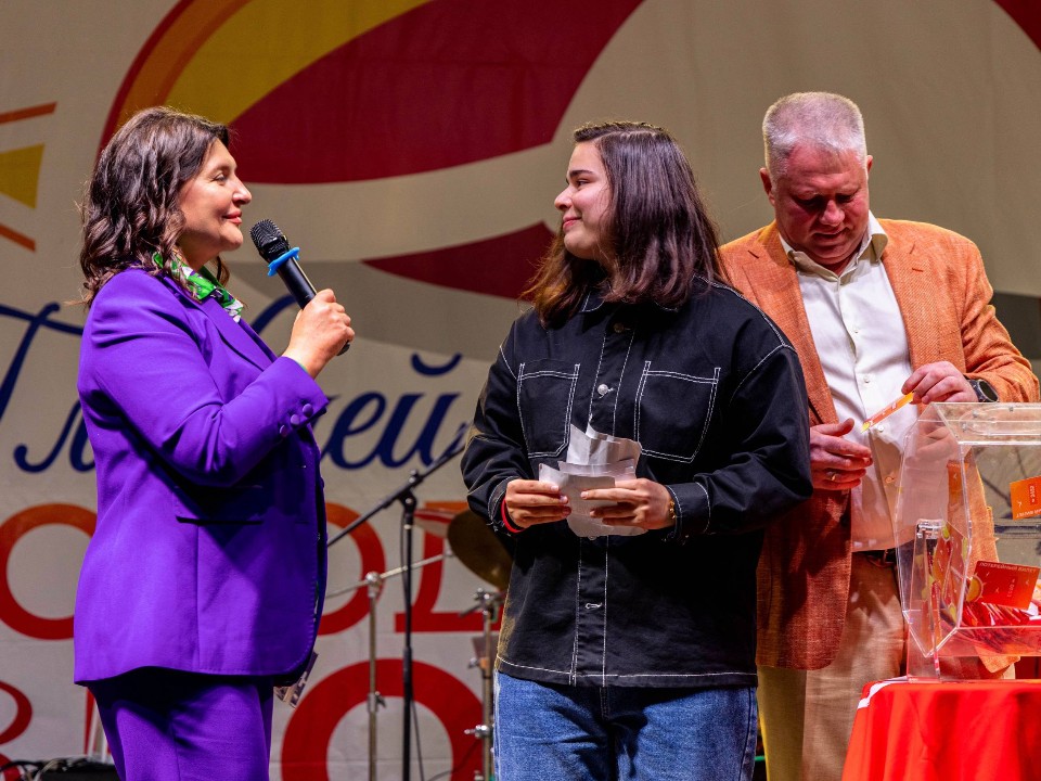 Волонтер выиграла смартфон в городской лотерее