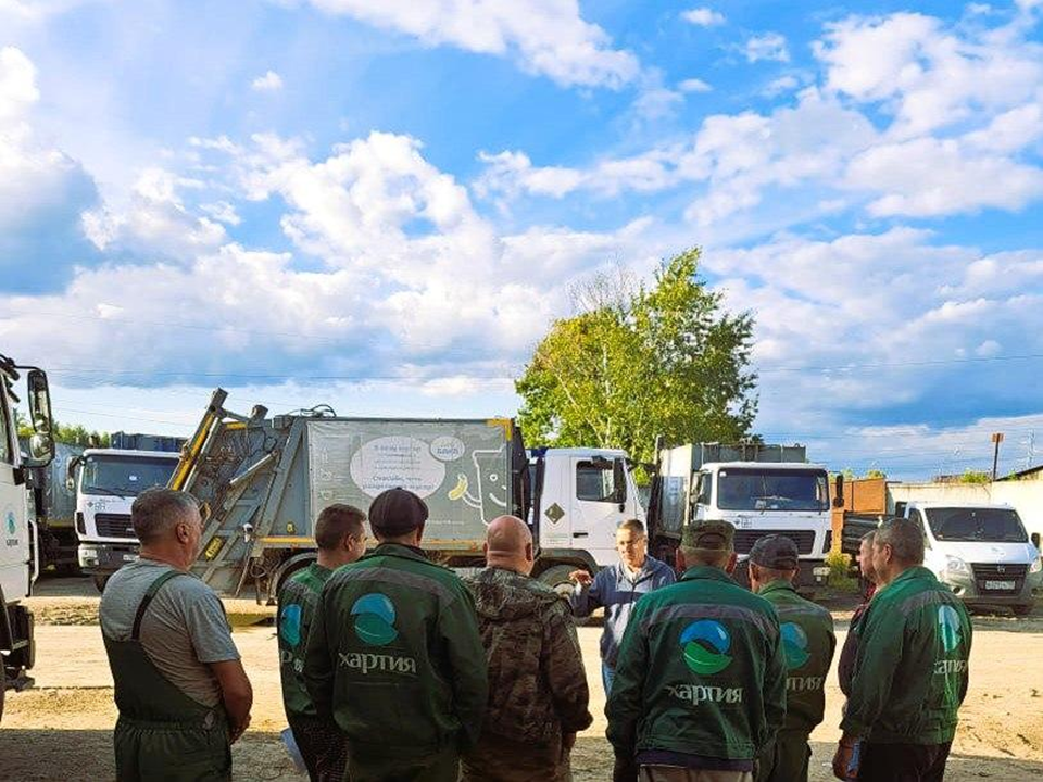 Водители мусоровозов в Подмосковье прошли инструктаж по ПДД перед учебным годом
