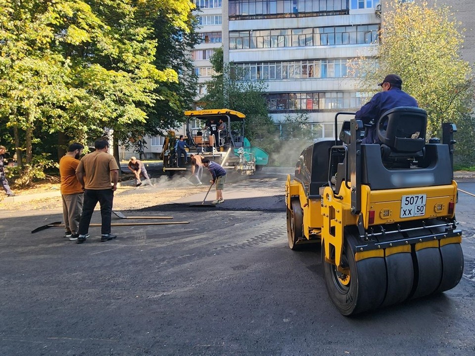 Во дворе пяти многоэтажных домов Лесного бульвара обновили асфальт