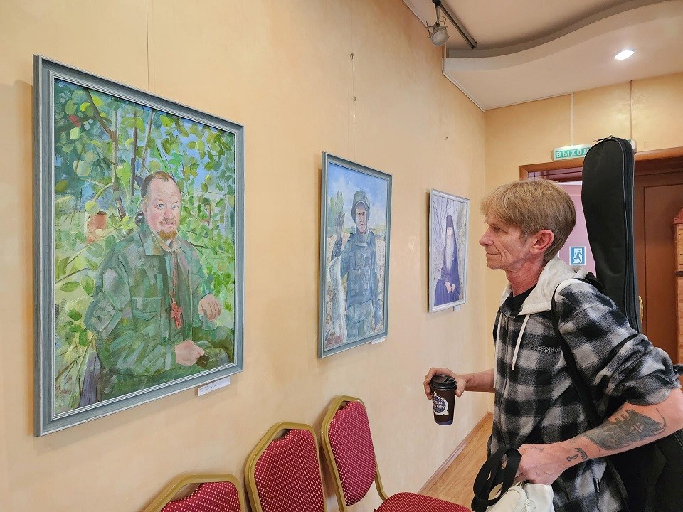 Выставку портретов бойцов «Герои нашего времени» открыли в «Дружбе»