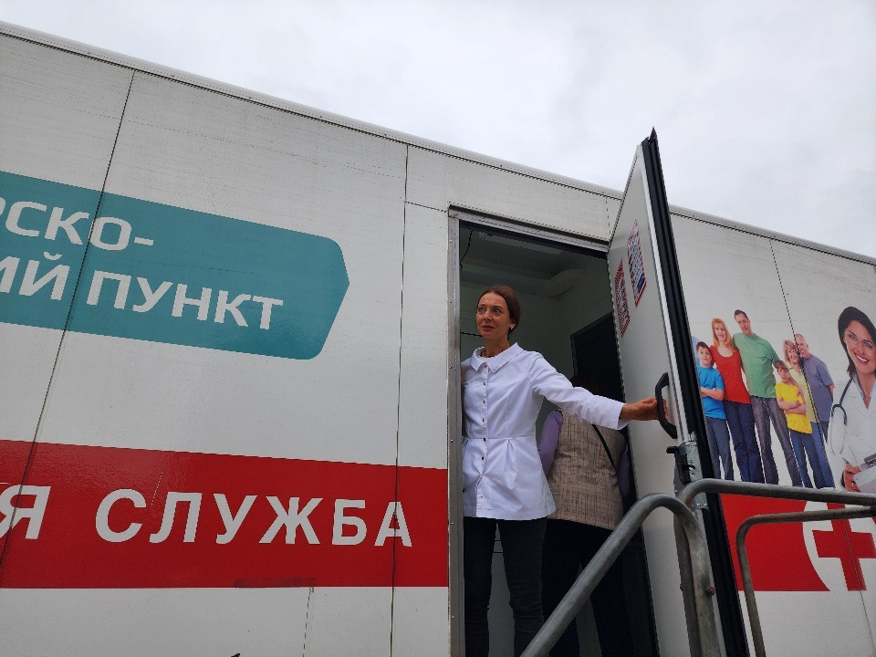 Жители Коноплева бесплатно проверят здоровье в мобильном ФАПе