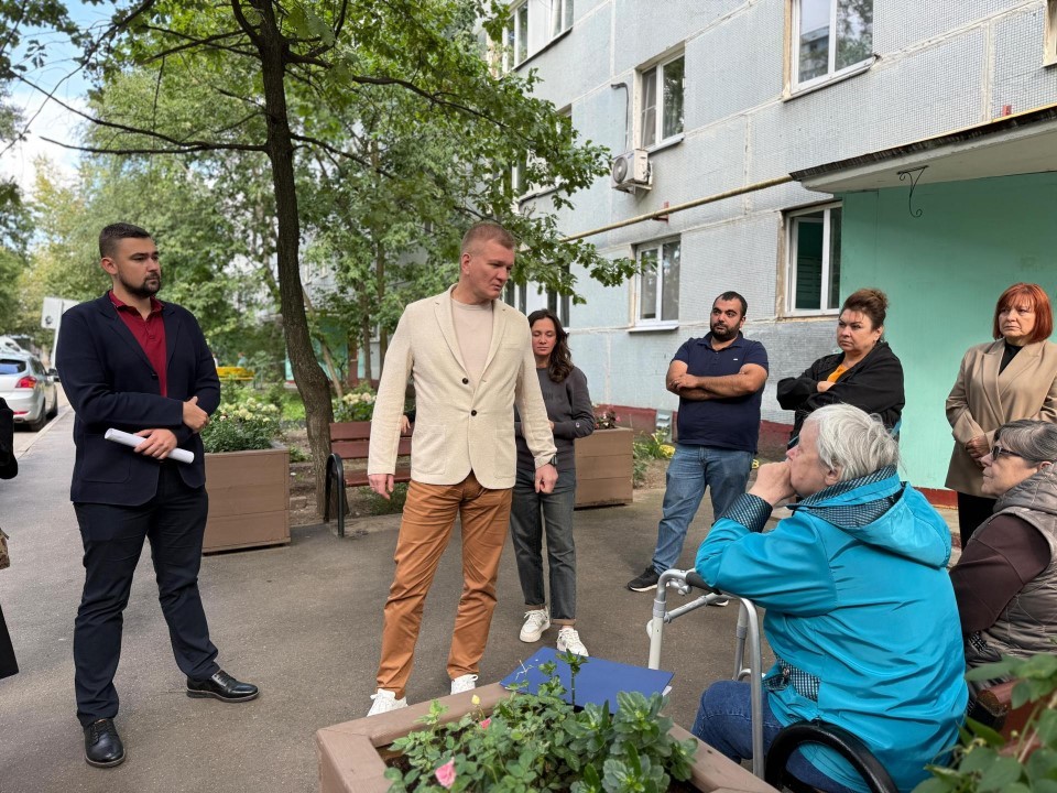 Депутат Мособлдумы Дмитрий Дениско ответил на вопросы с жителей Люберец