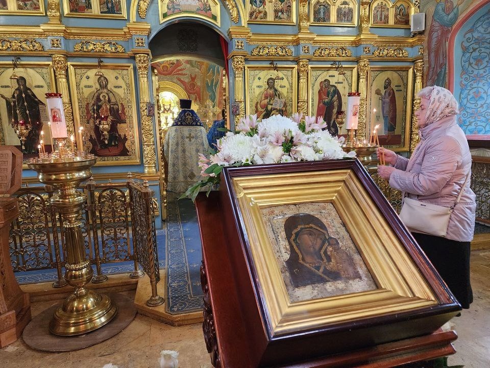 В РПЦ призвали молиться за страну и укреплять семьи ради будущего
