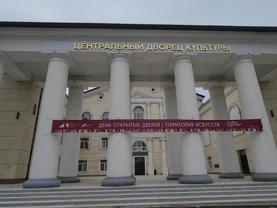 На входе в Центральный дворец культуры в Щелкове обновили плитку и ступени
