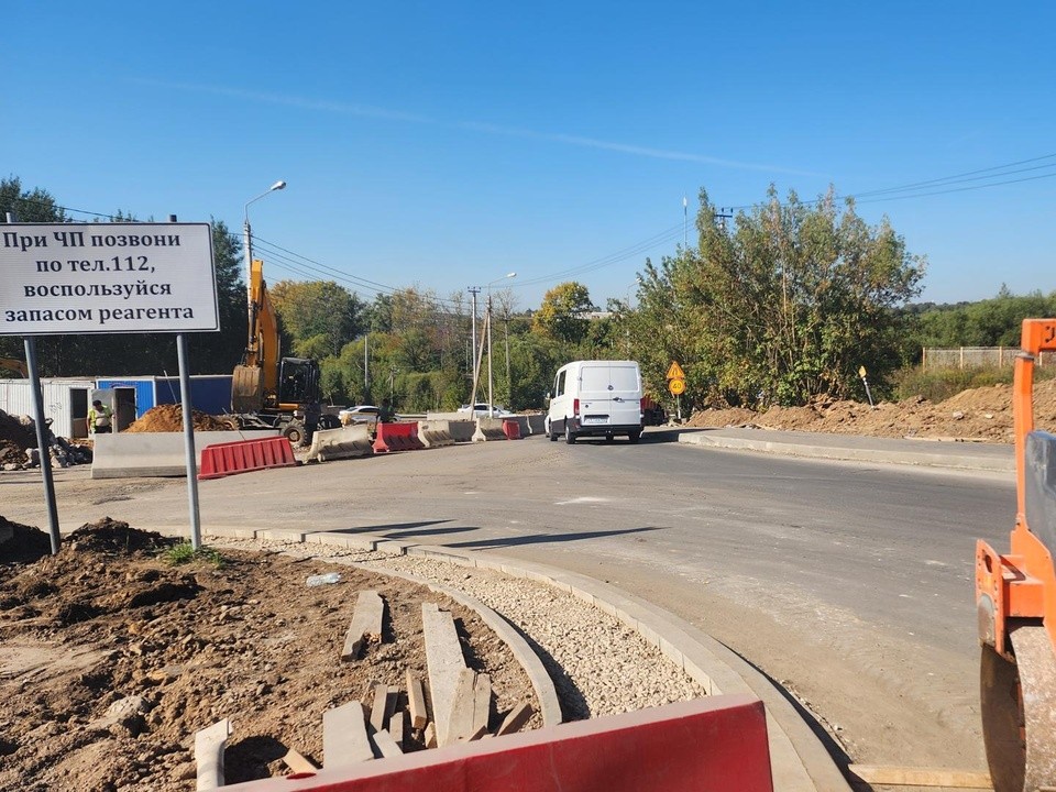 В городе укладывают первый слой асфальта на дороге в Западном
