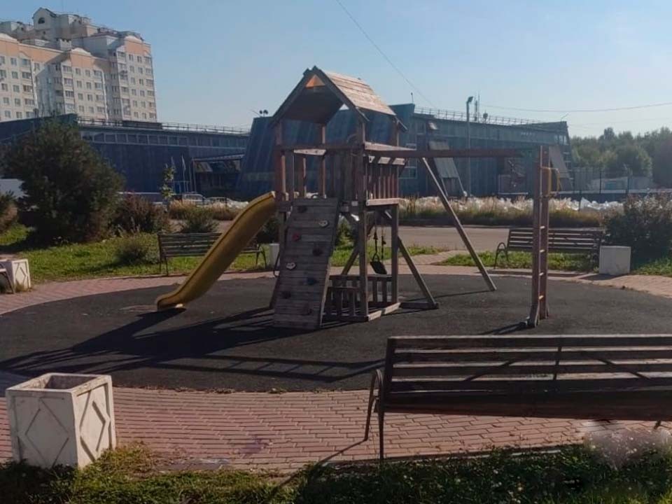 В Рекинцо навели порядок в сквере у детской площадки
