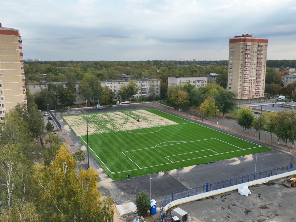 В Люберцах завершают укладку покрытия футбольного поля на стадионе «Труд»