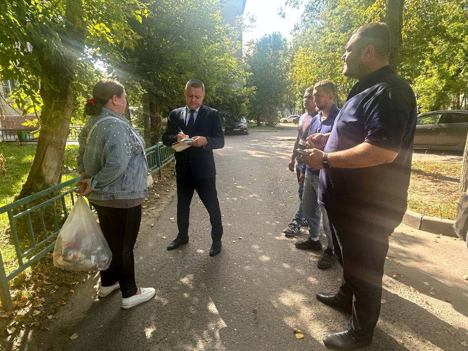 На Московской уберут мусор и заменят песочницу по обращениям жителей