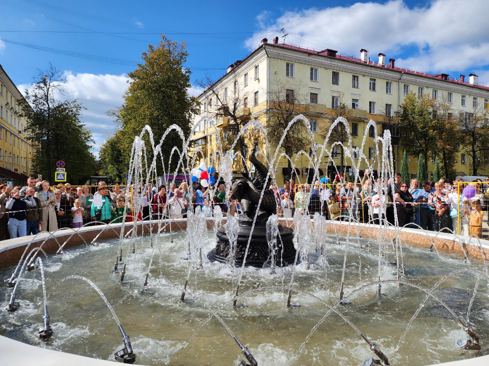В Электростали в День города выполнили пробный пуск фонтана с фигурами рыбок