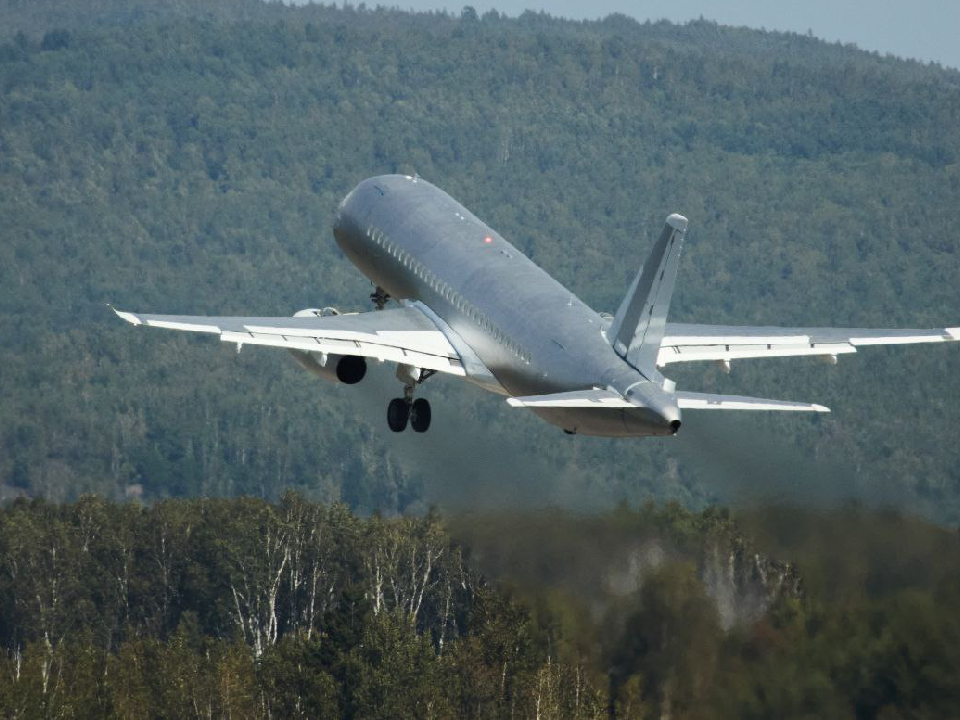 Созданный при участии инженеров из Дубны самолет SJ-100 поднялся в небо