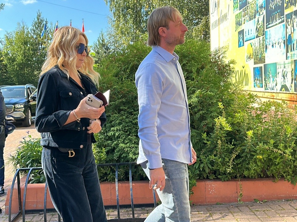 Семья Плющенко представила на подиуме коллекцию одежды для детей от двух лет