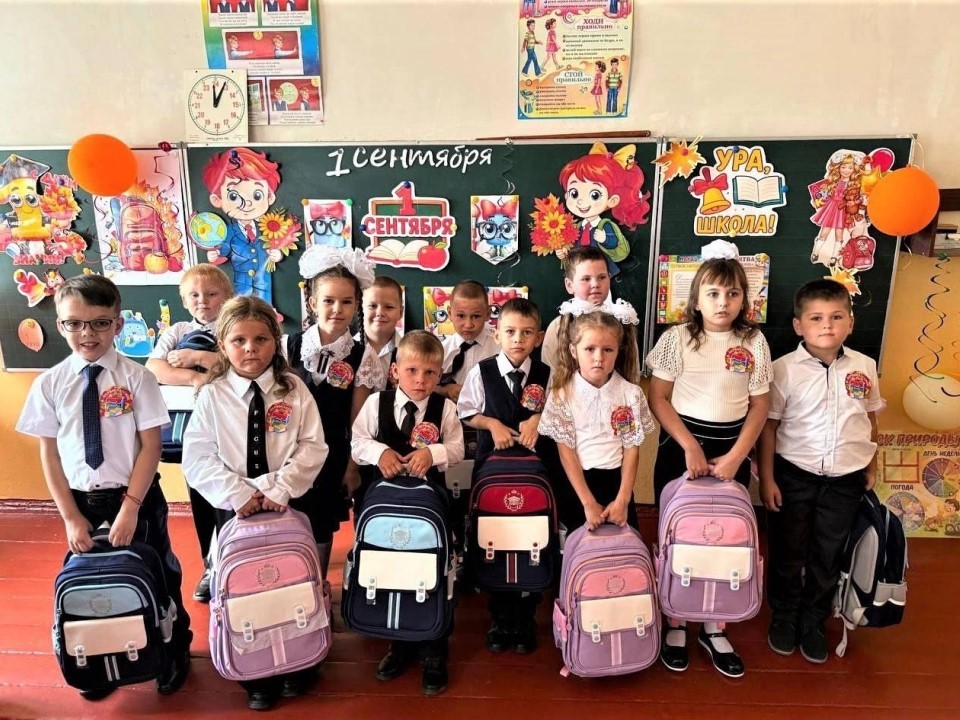 Подмосковье подарило школьные рюкзаки первоклассникам ДНР