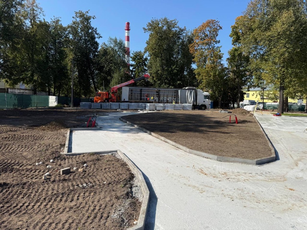 В сквере на улице Новоногинская сформировали сеть пешеходных дорожек