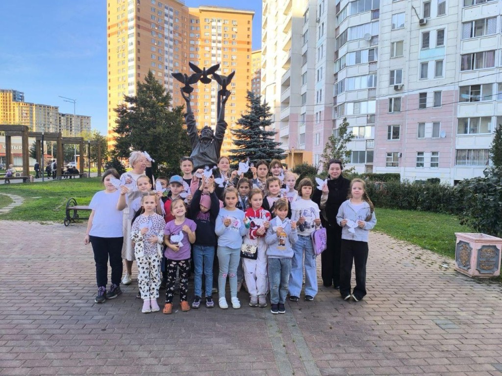 Подольск поддержал международную акцию «Голубь мира» с запуском птиц и танцем
