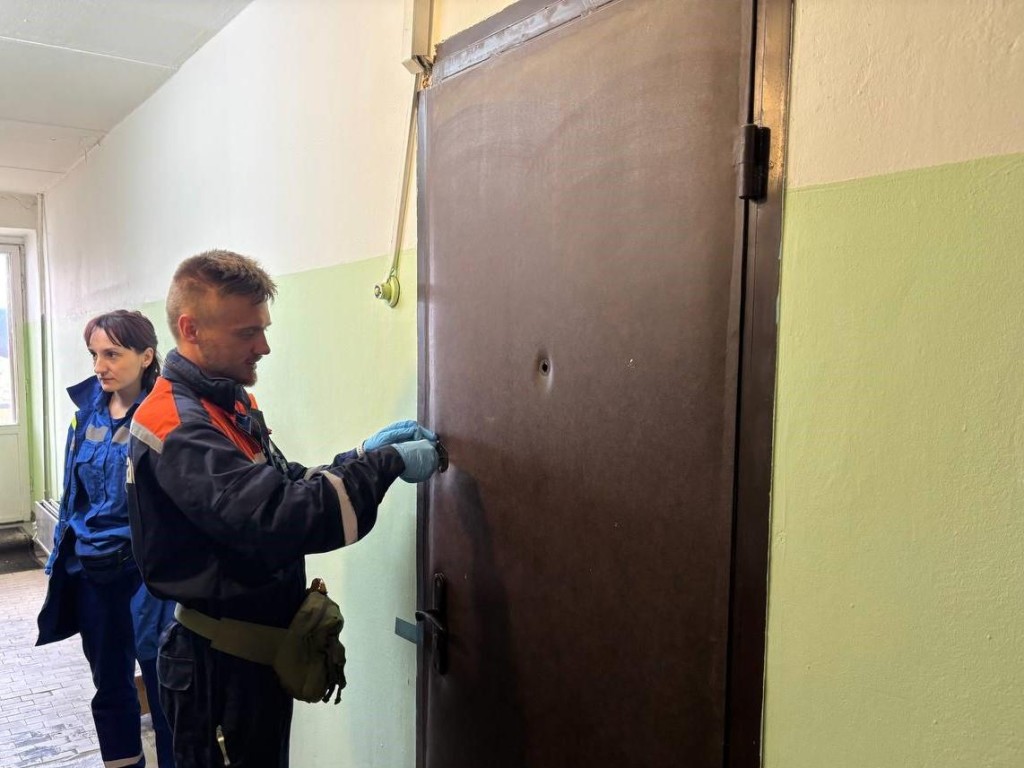В Солнечногорске спасатели вскрыли дверь в квартиру, чтобы госпитализировать пенсионерку