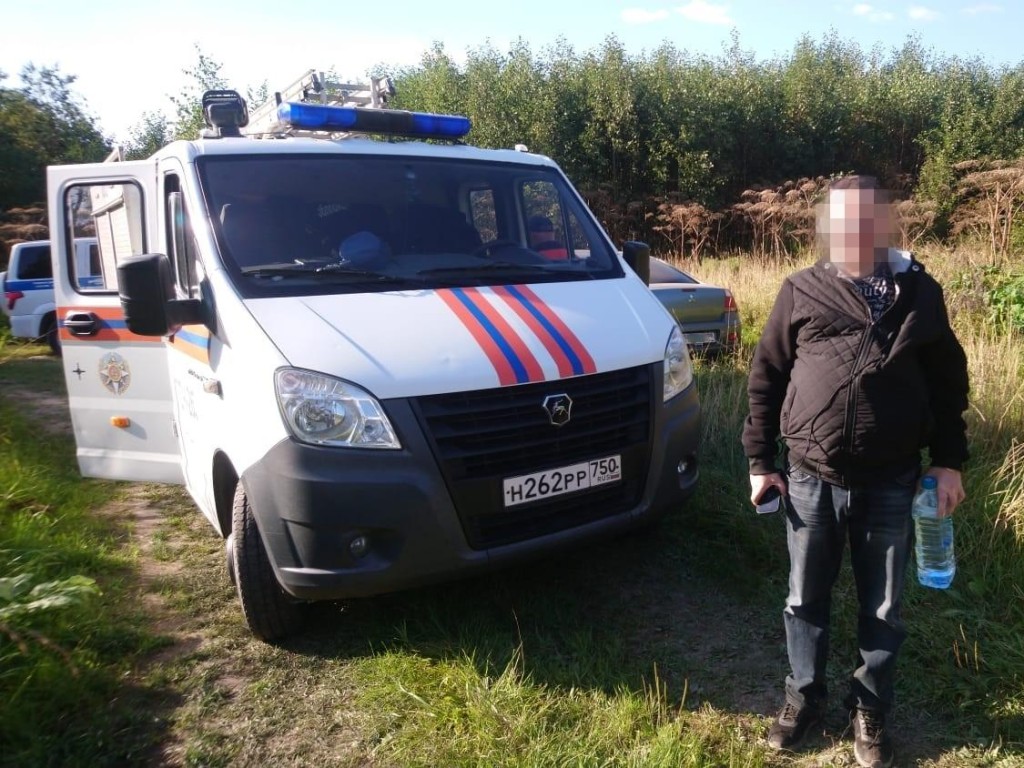 Спасатели нашли и вывели из леса мужчину, заблудившегося в лесу Рузского округа