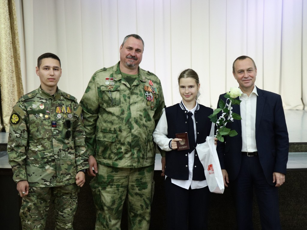 Ветераны СВО вручили первые паспорта воскресенским школьникам