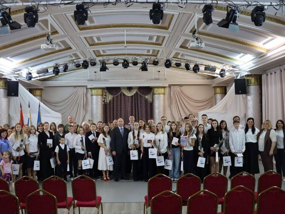 Первые паспорта торжественно вручили подросткам в Доме культуры «Металлург»