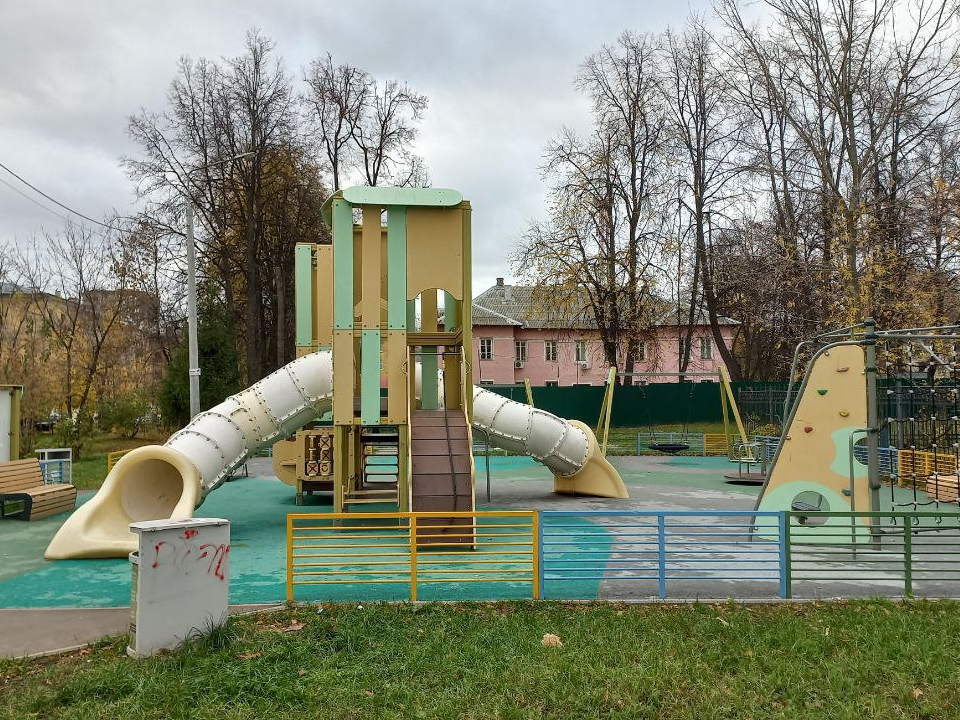 Куда обратиться электростальцам, если на детской площадке сломались качели
