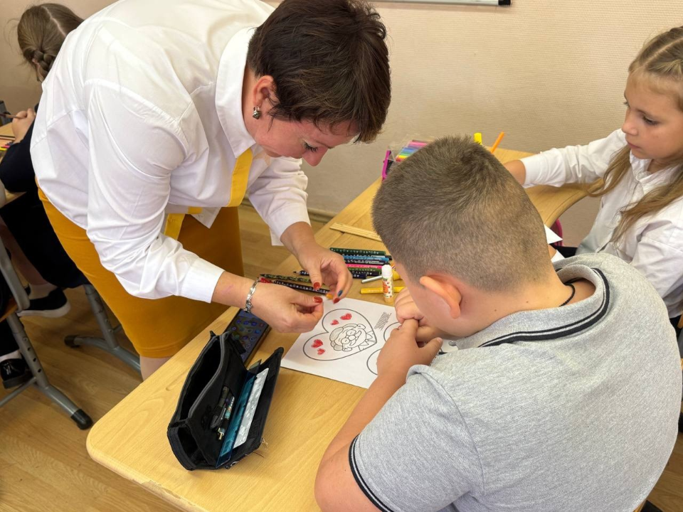 Школьники Можайска изготовили сувенирные сердечки для бабушек и дедушек