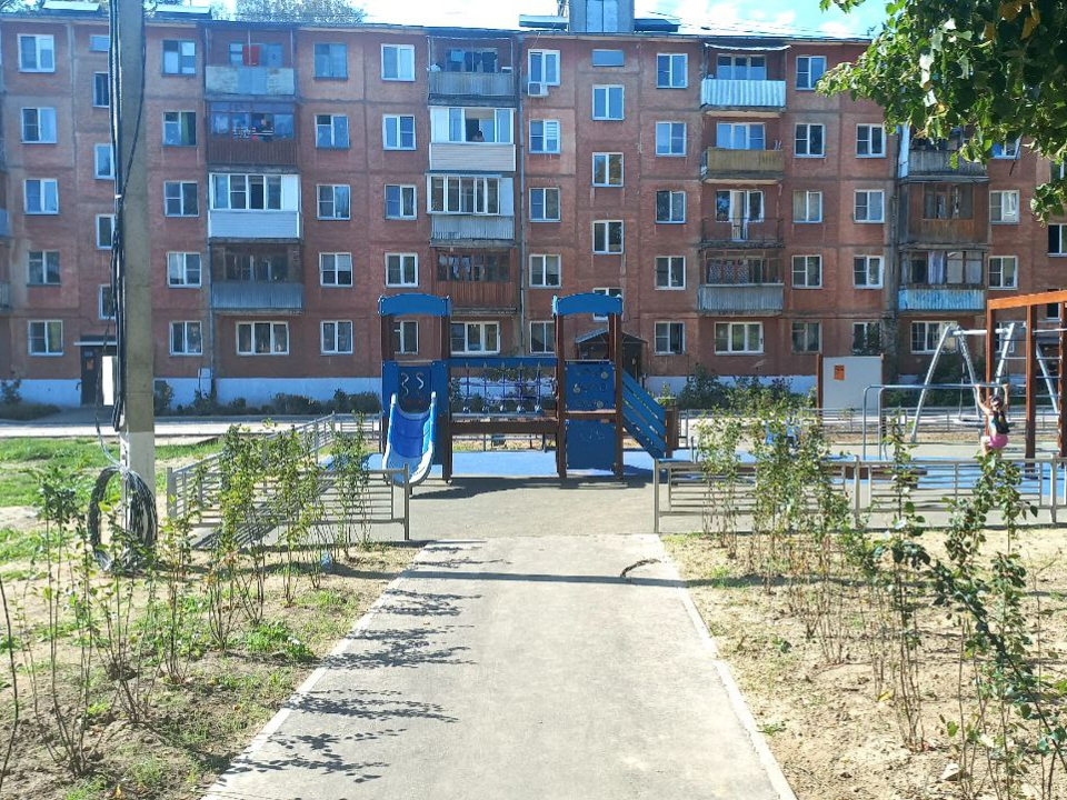 Жители проспектов Ленина и Южного попросили кронировать кусты и убрать мусор во дворах