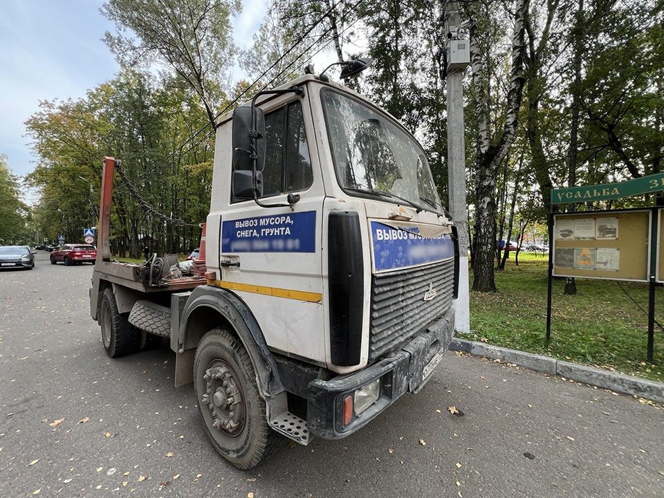 Владельцы мусоровозов, повредивших тротуар в Путилкове, возместят ущерб