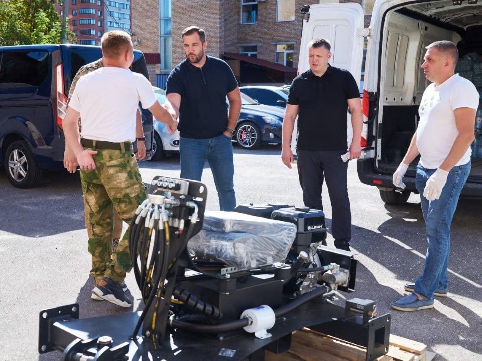 Мини-экскаватор передали чеховские волонтеры военным в зону СВО
