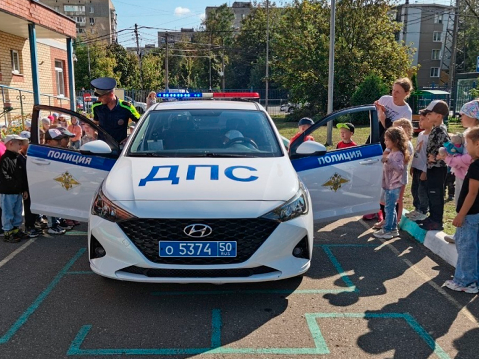 Автоинспекторы научили дошкольников дорожной азбуке