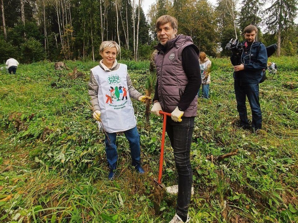 Ветераны и молодежь высадили сосны в лесах Чехова