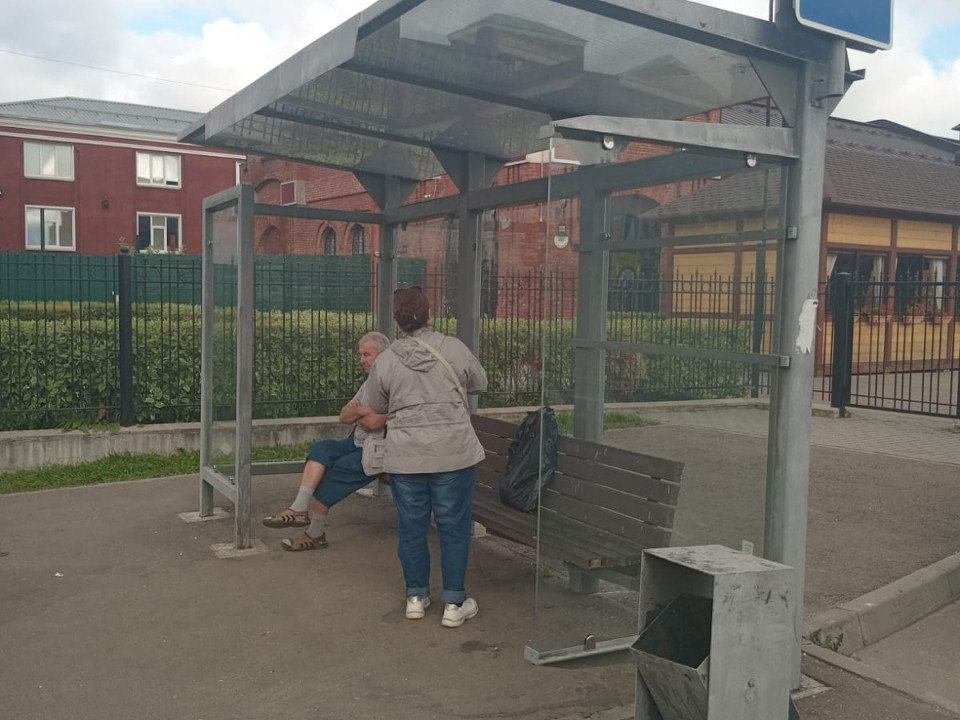 В Серпухове ищут расколотивших остановку хулиганов