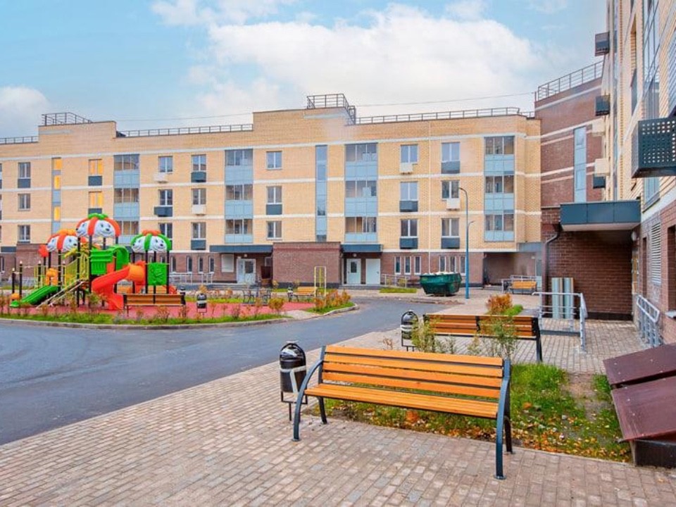 Новый пятиэтажный дом с площадками для отдыха построили в Дзержинском