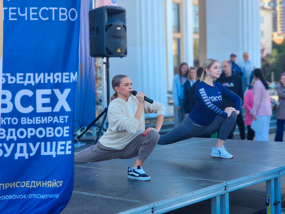 Гимнастки Алиса Тищенко и Анна Попова провели зарядку для 200 жителей в День города